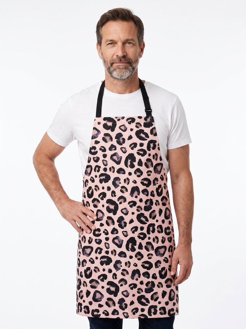 Tablier de Cuisine Léopard, packshot studio porté par un modèle