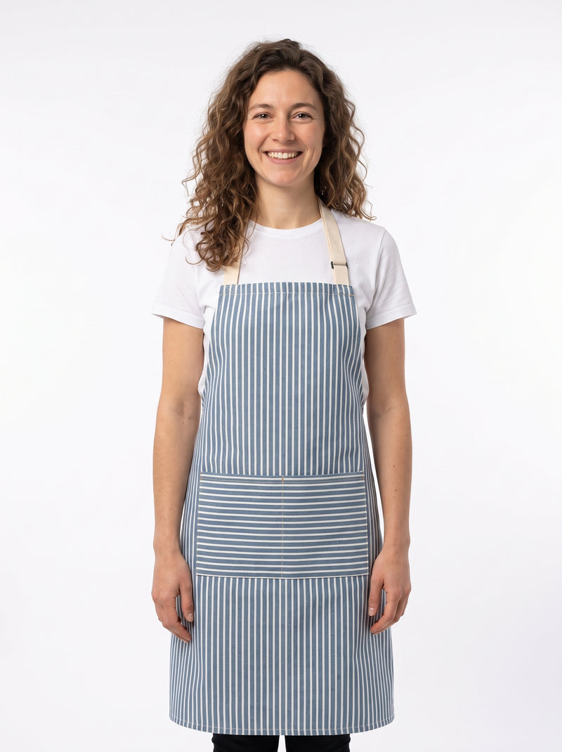 Tablier Marinière, packshot studio porté par un modèle