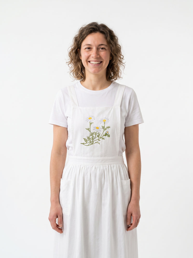 Tablier à Fleur, packshot studio porté par un modèle