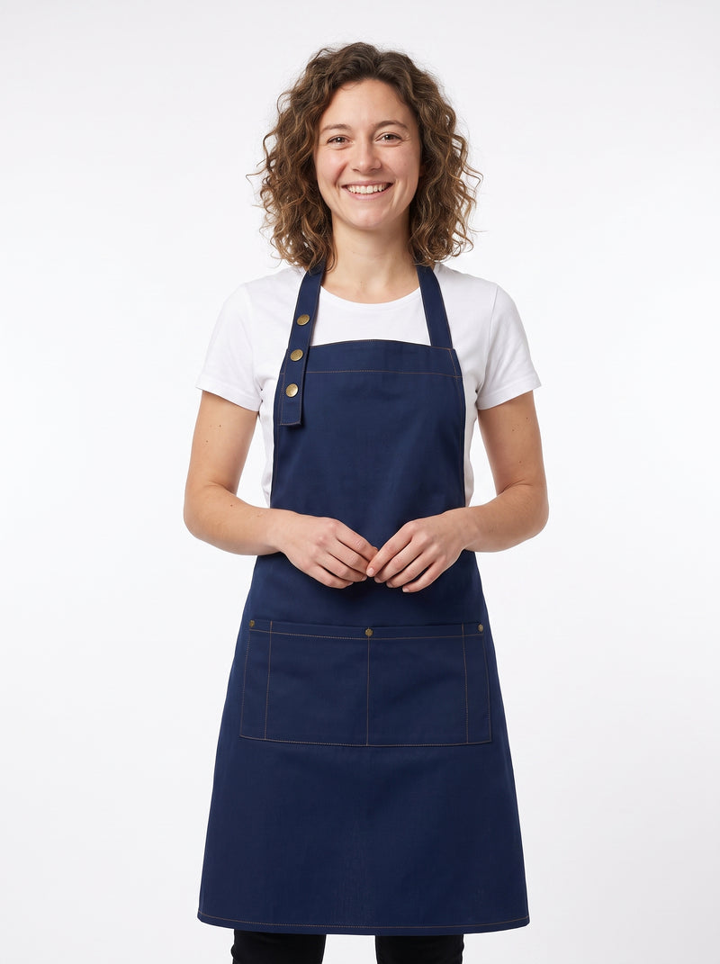 Tablier en Coton, packshot studio porté par un modèle