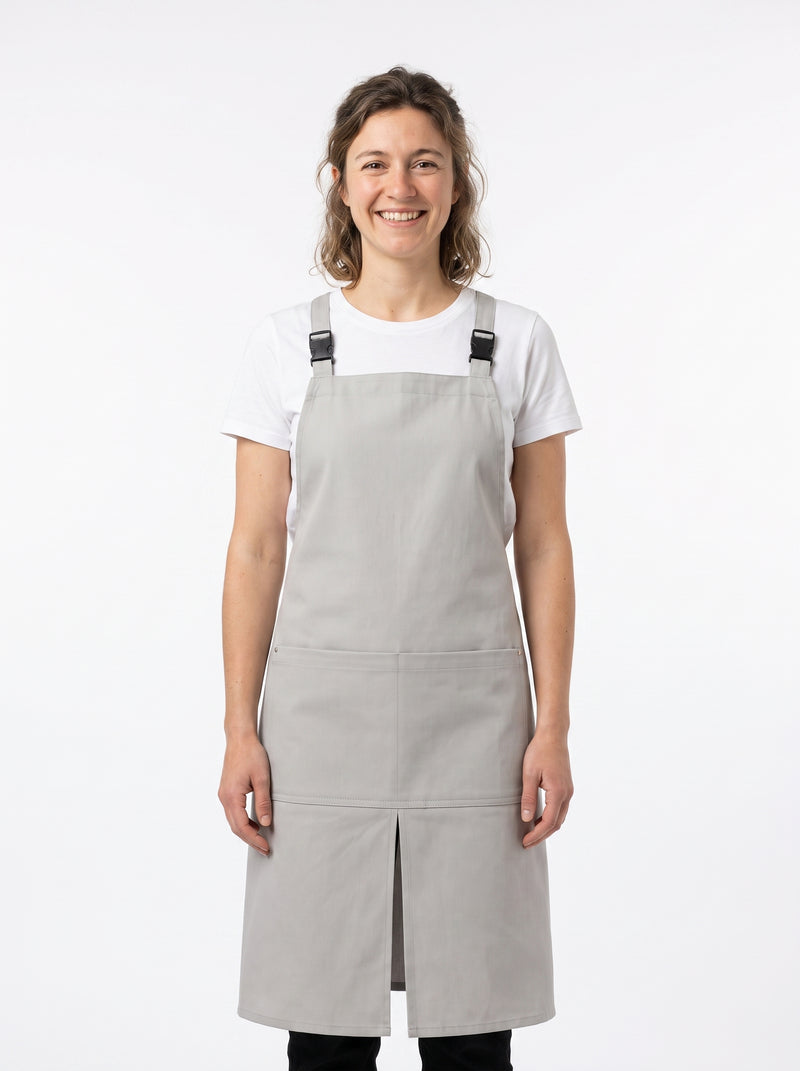 Tablier de Cuisine Femme Moderne, packshot studio porté par un modèle