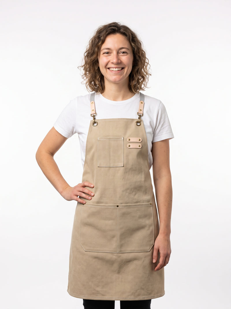 Tablier de Cuisine Beige, packshot studio porté par un modèle