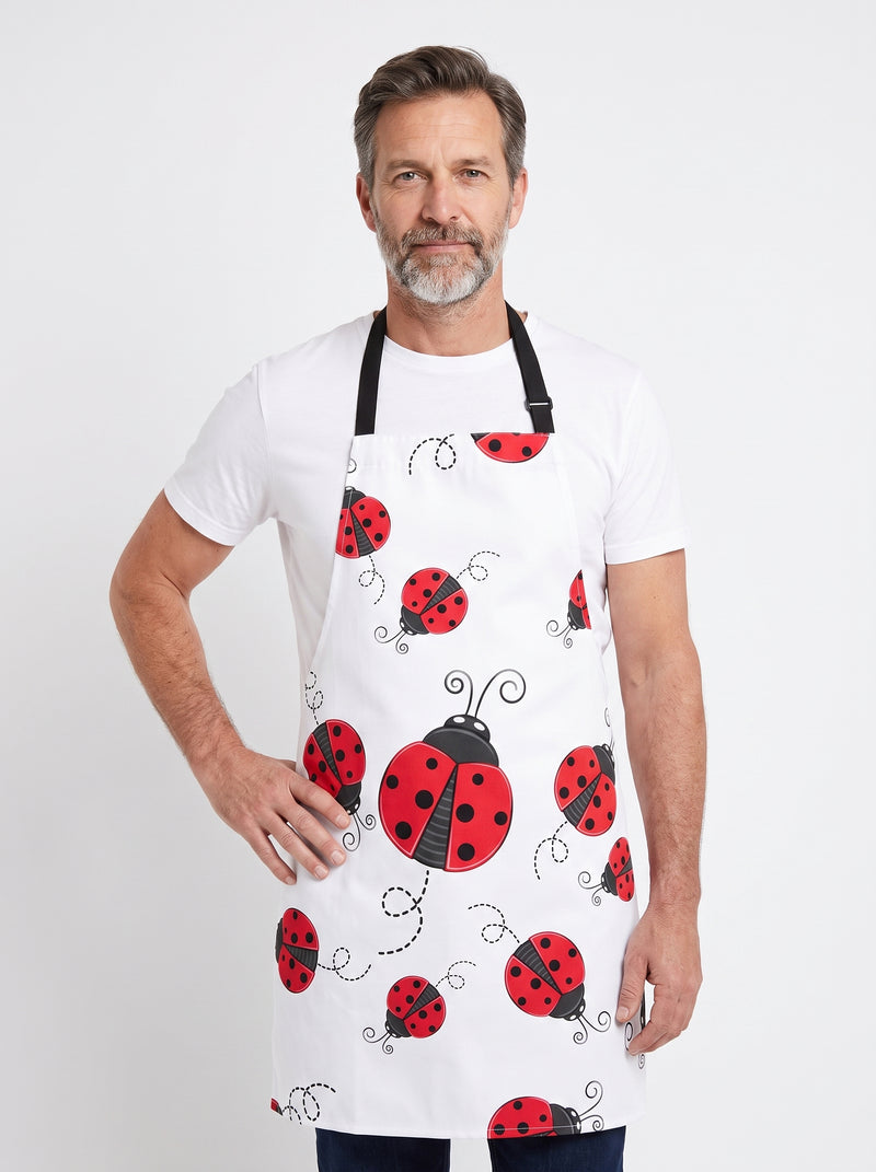 Tablier Coccinelle, packshot studio porté par un modèle