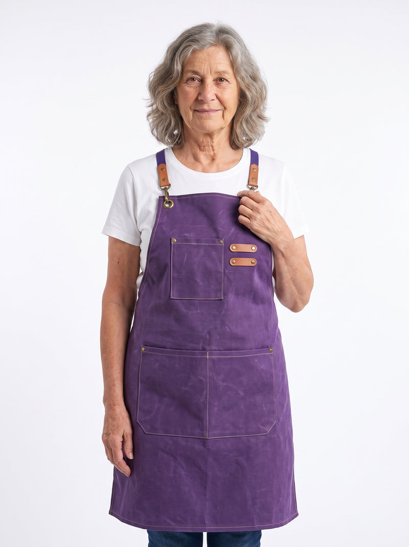 Tablier Violet, packshot studio porté par un modèle