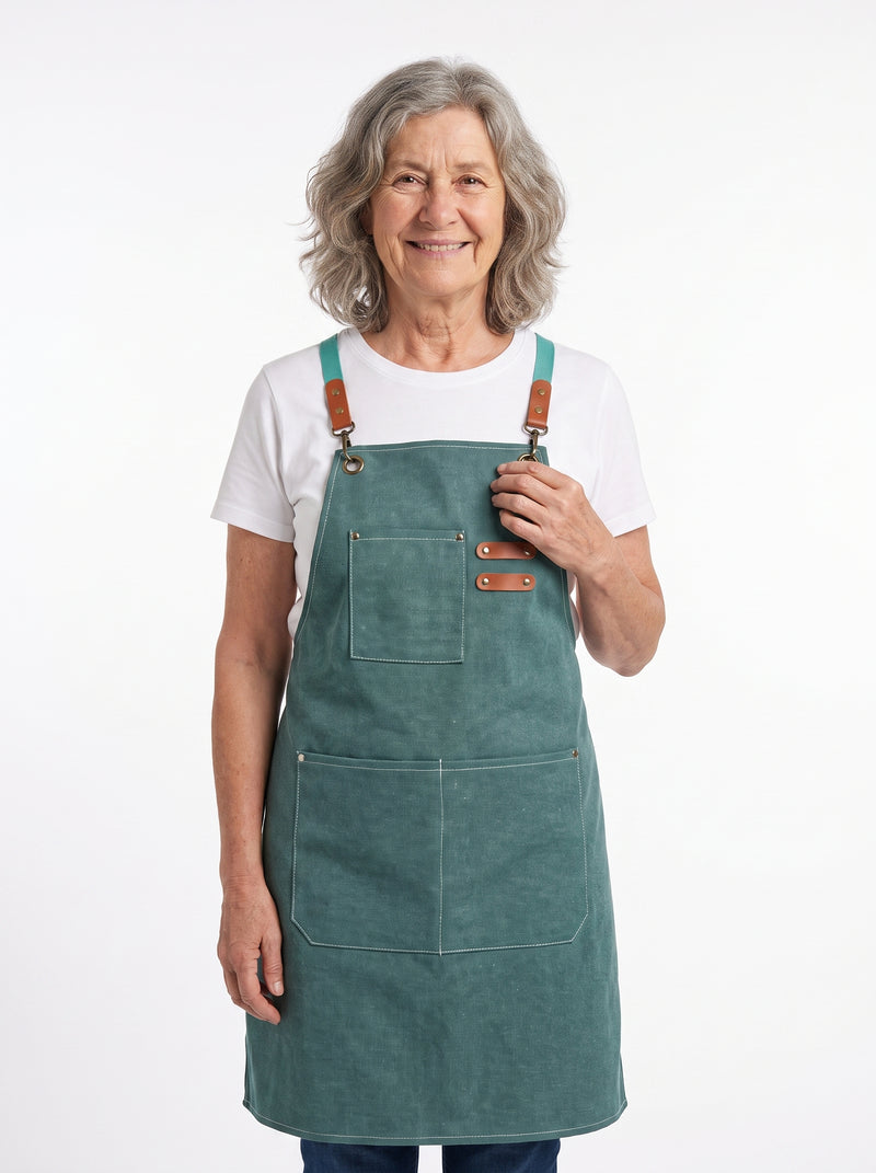 Tablier Vert Anis, packshot studio porté par un modèle