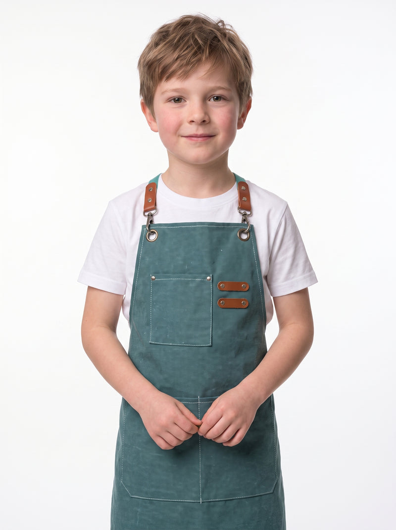 Tablier Enfant Vert, packshot studio porté par un modèle