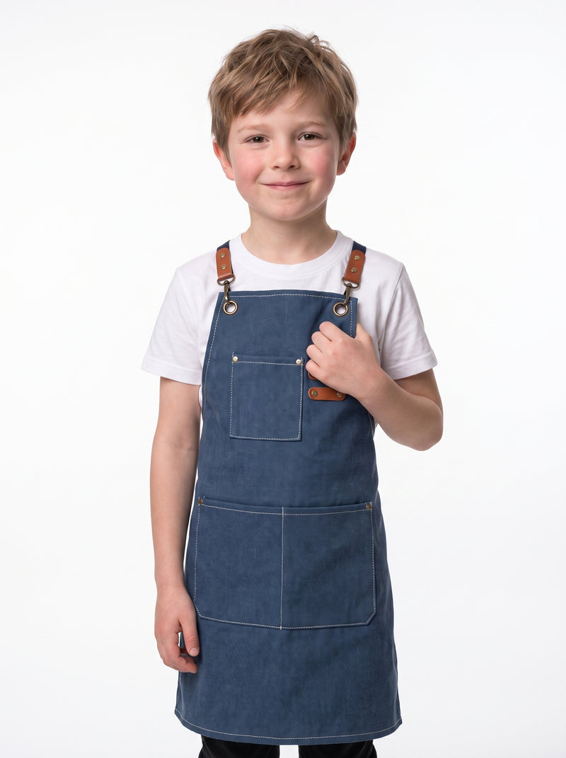 Tablier Enfant Bleu, packshot studio porté par un modèle