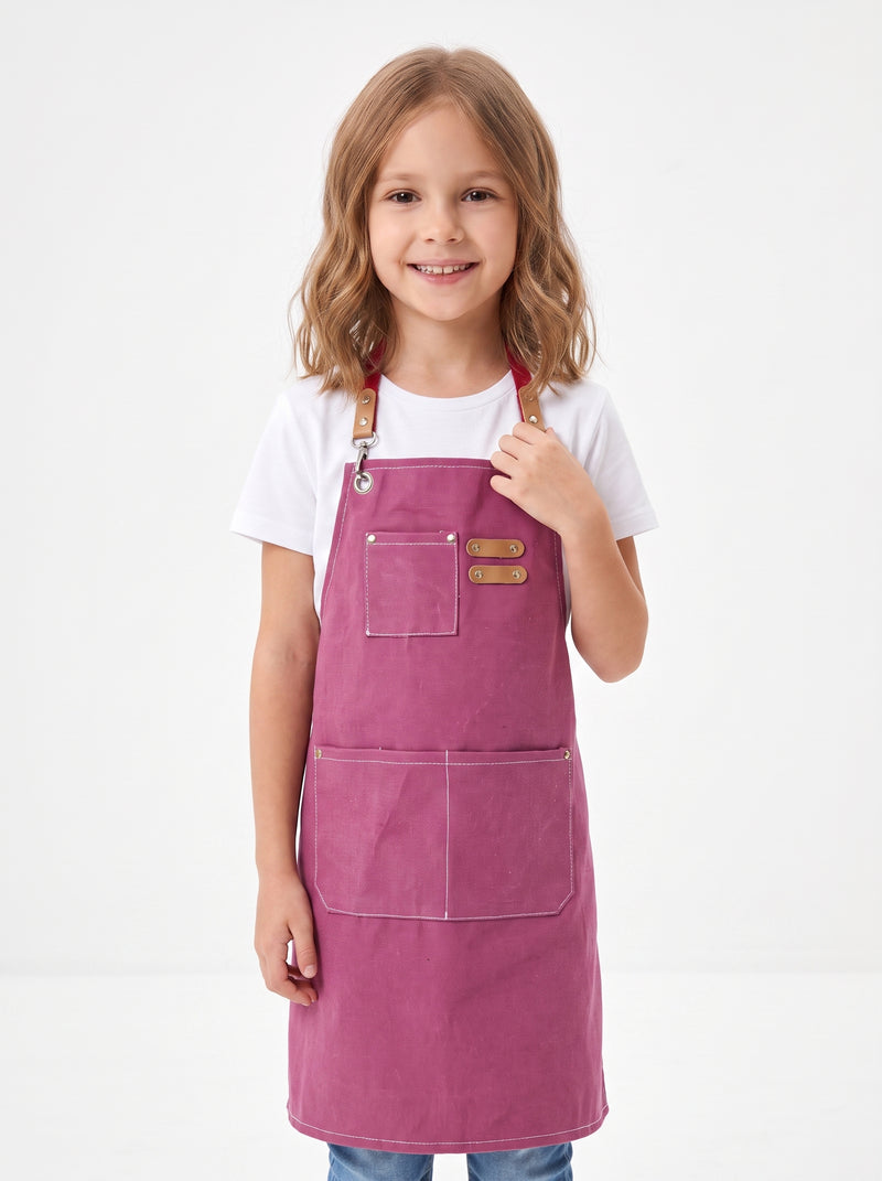 Tablier Enfant Rose, packshot studio porté par un modèle