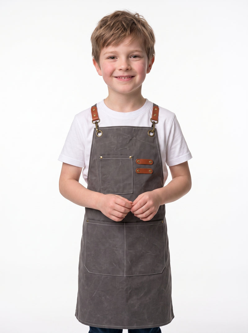 Tablier Enfant Gris, packshot studio porté par un modèle