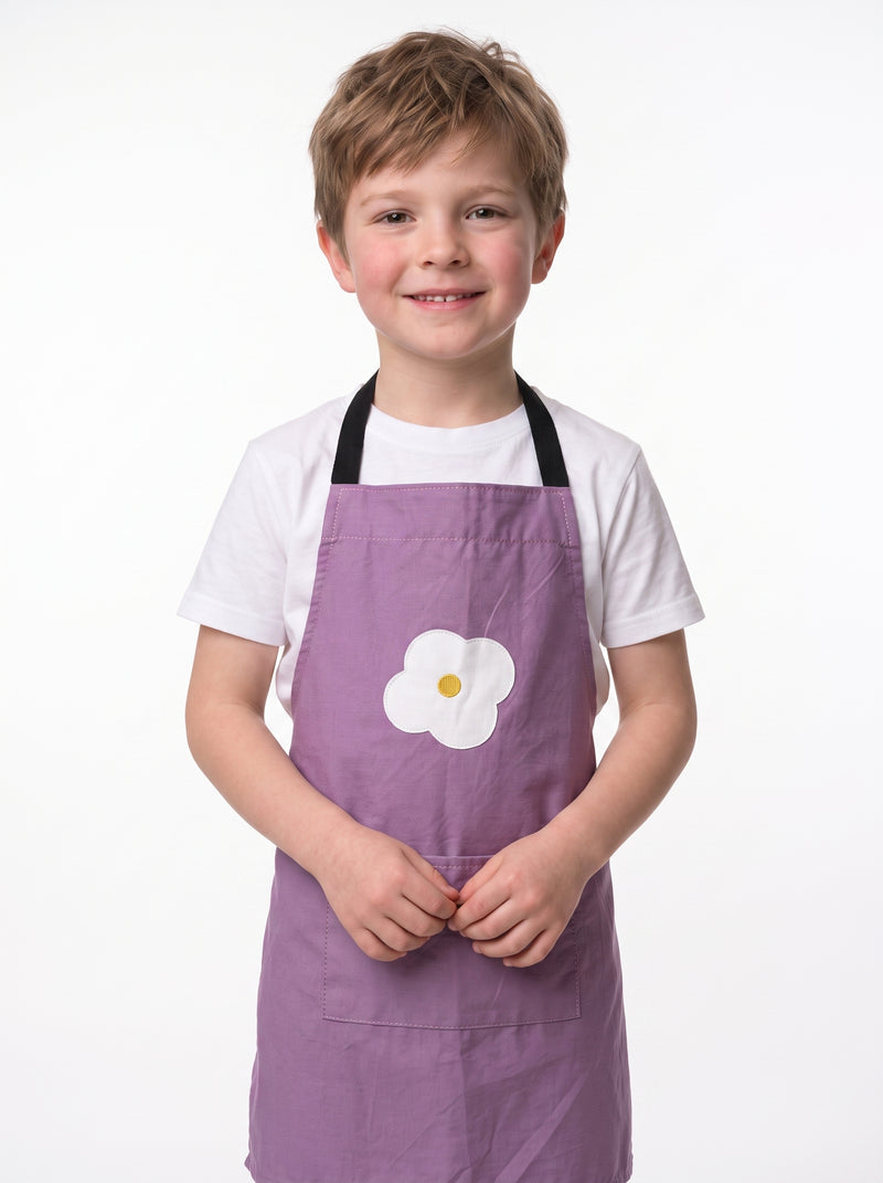 Tablier Enfant Dessin, packshot studio porté par un modèle