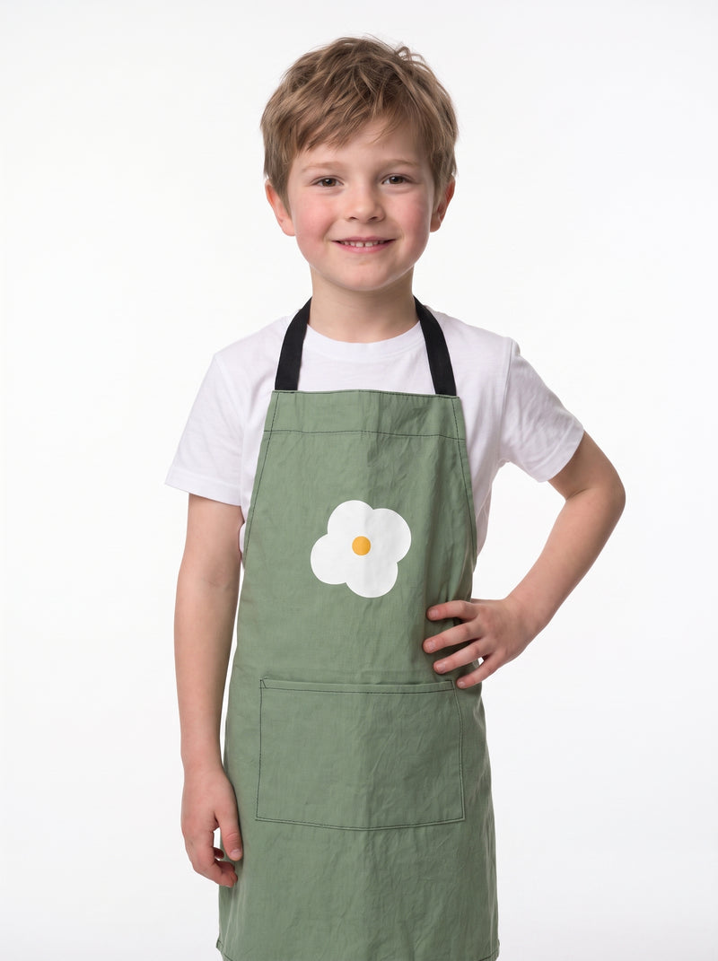 Tablier Enfant Fleuri, packshot studio porté par un modèle