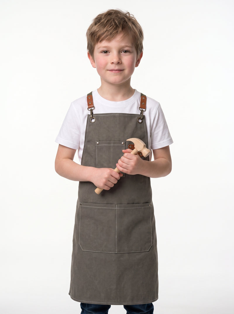 Tablier Enfant Bricolage, packshot studio porté par un modèle