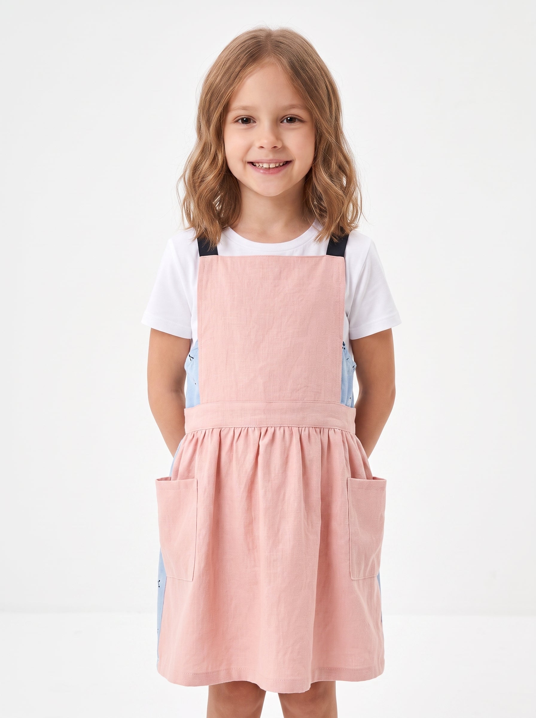 Robe Tablier Fillette, packshot studio porté par un modèle