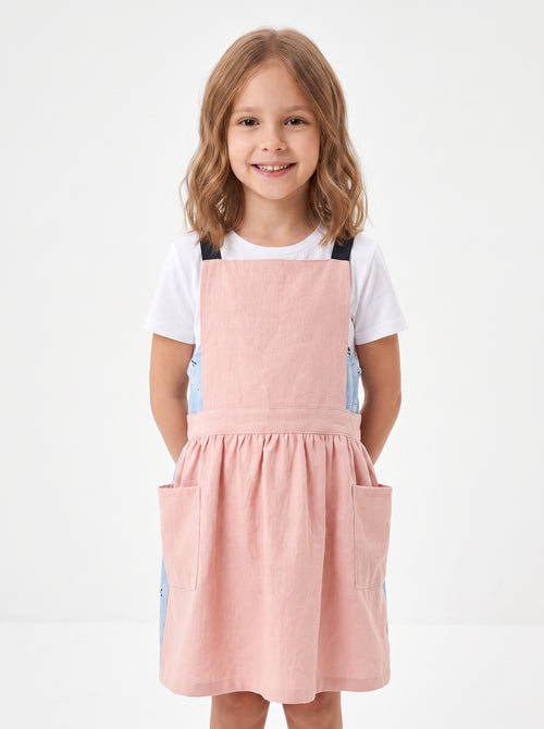 Robe Tablier Fillette, packshot studio porté par un modèle