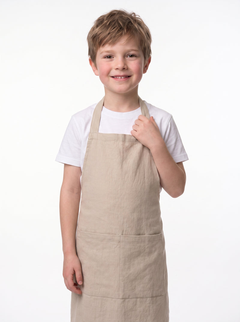 Tablier Enfant Vintage, packshot studio porté par un modèle