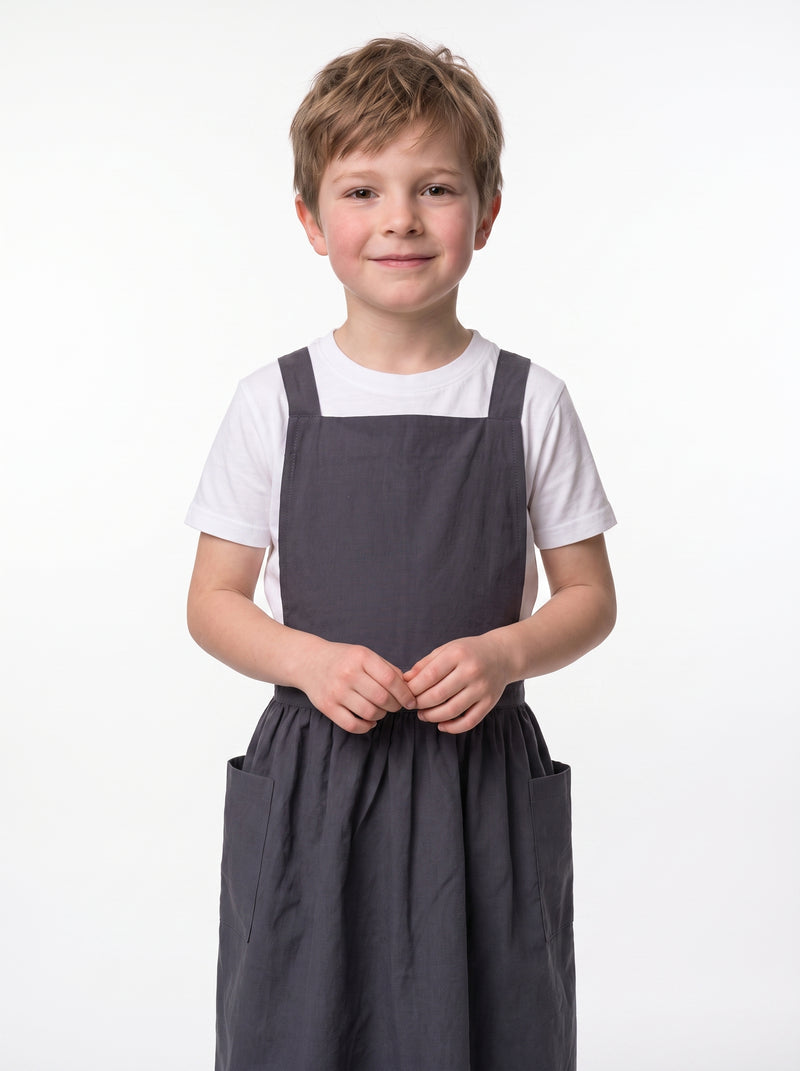 Tablier Enfant Tissu, packshot studio porté par un modèle