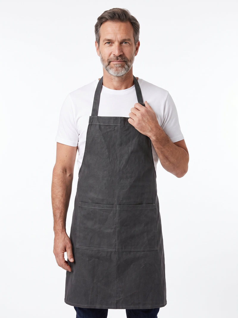 Tablier Charcutier, packshot studio porté par un modèle