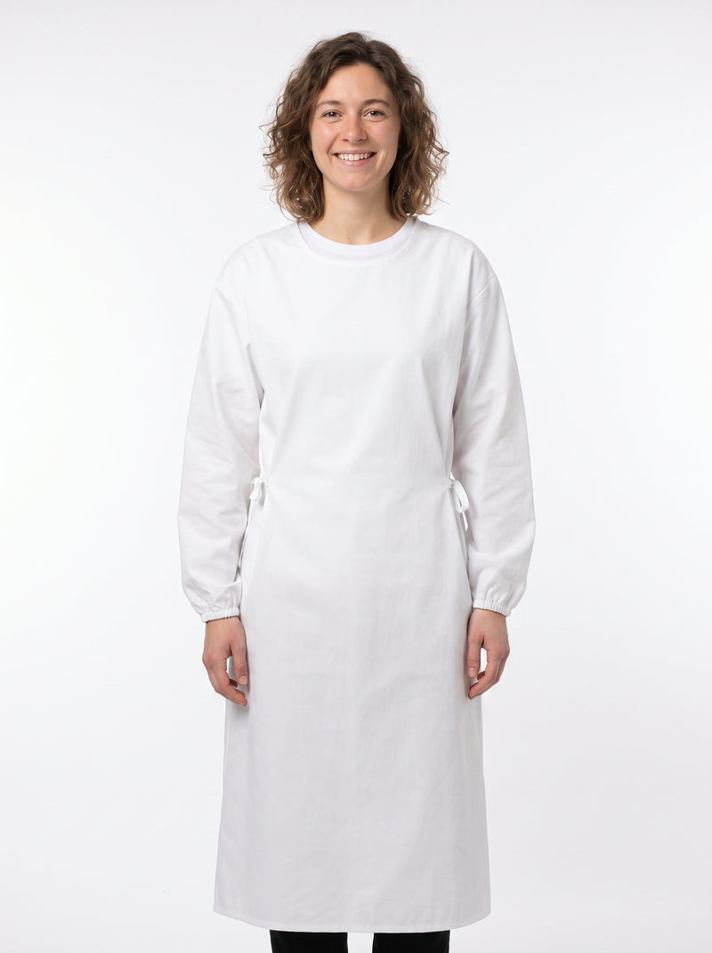 Tablier Imperméable avec Manche, packshot studio porté par un modèle