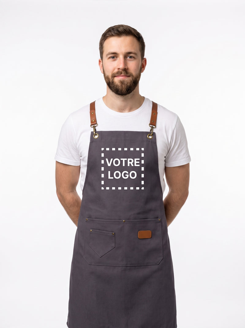 Tablier de Cuisine Personnalisé Gris, packshot studio porté par un modèle