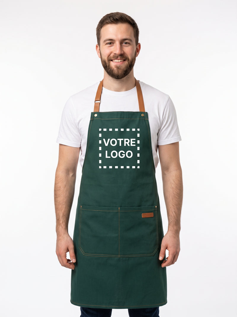 Tablier de Cuisine Personnalisé Vert, packshot studio porté par un modèle
