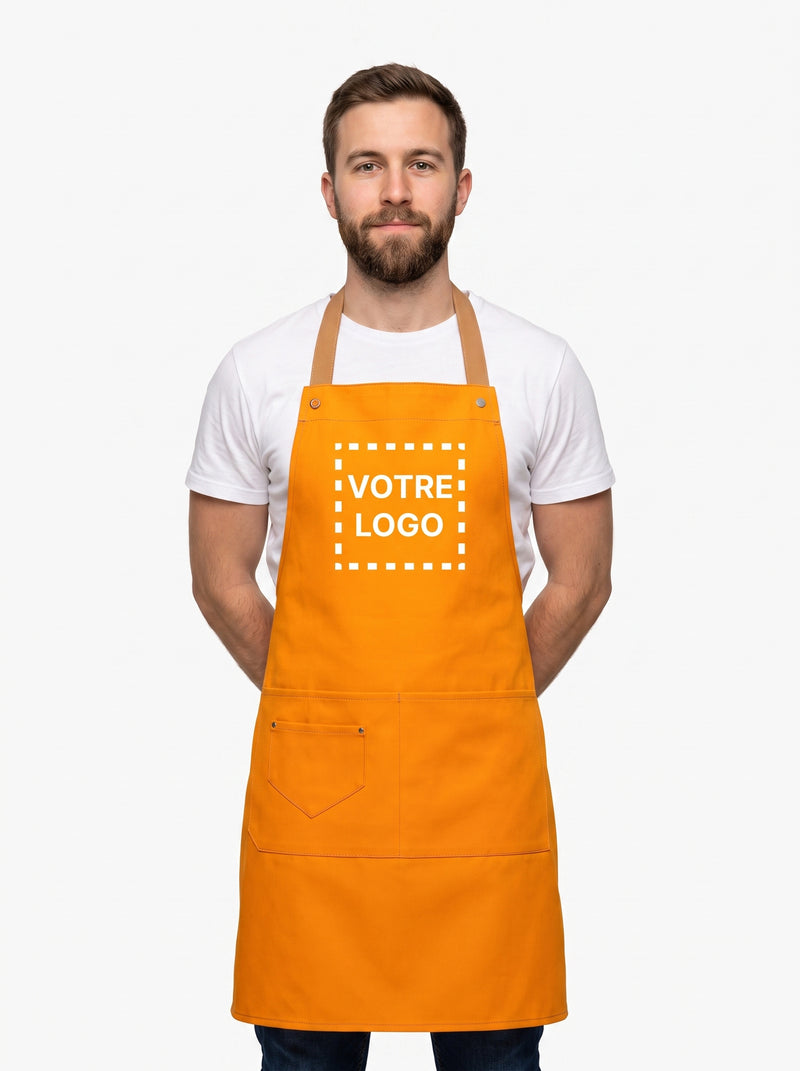 Tablier de Cuisine Personnalisé Orange, packshot studio porté par un modèle