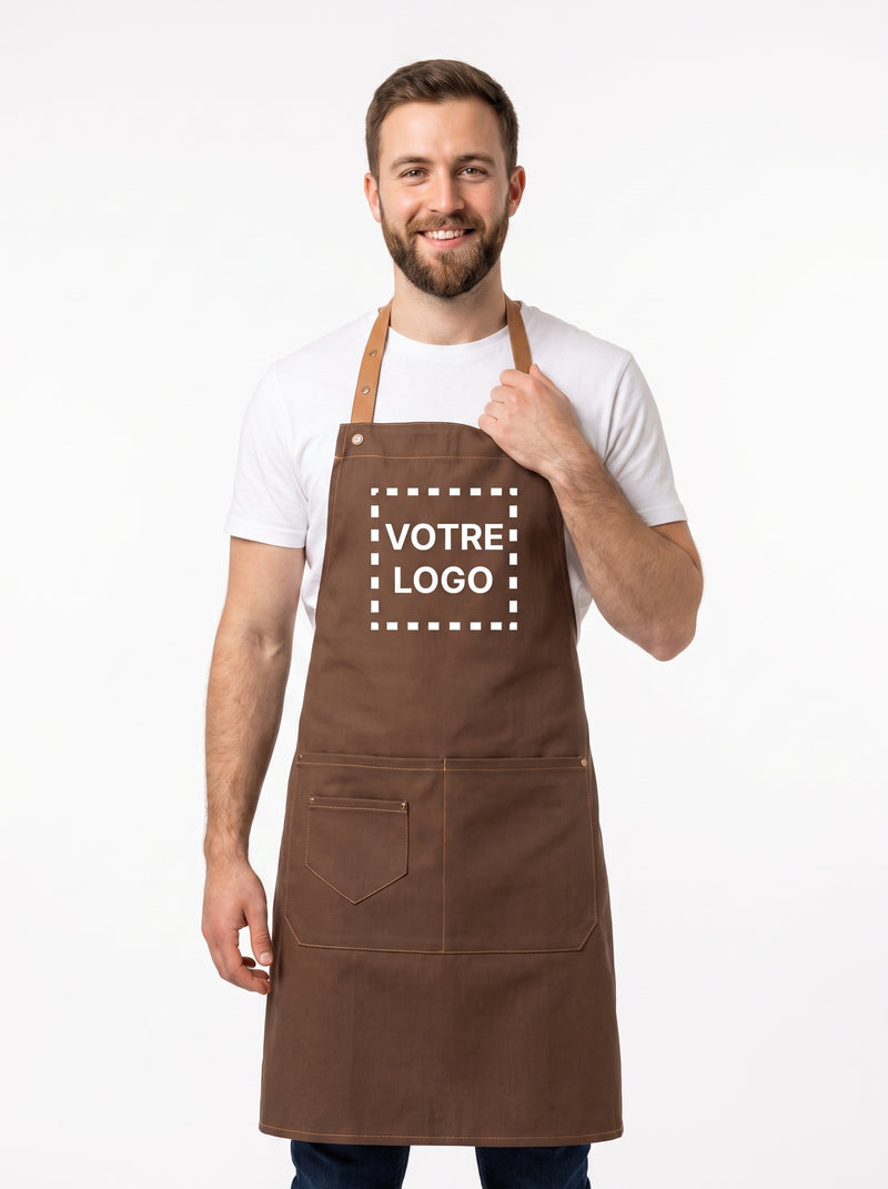 Tablier de Cuisine Personnalisé Marron, packshot studio porté par un modèle