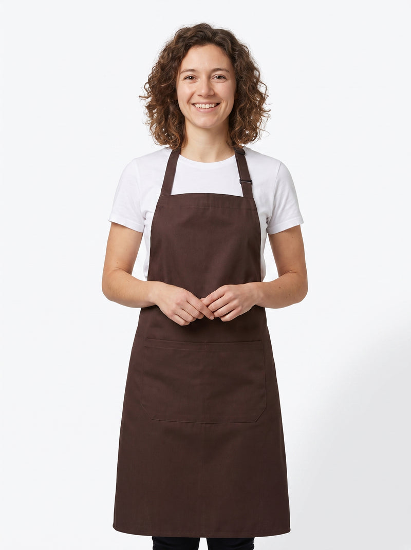 Tablier Prothésiste Ongulaire Personnalisé Marron, packshot studio porté par un modèle