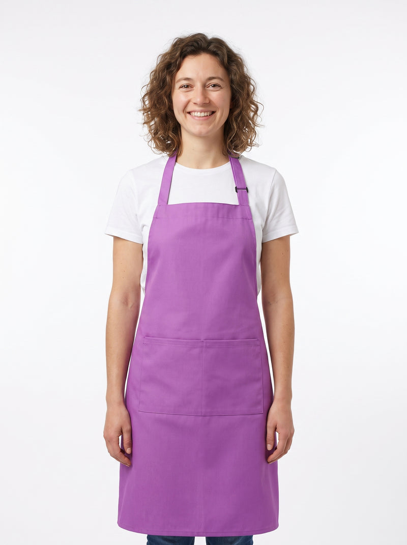 Tablier Prothésiste Ongulaire Personnalisé Violet, packshot studio porté par un modèle