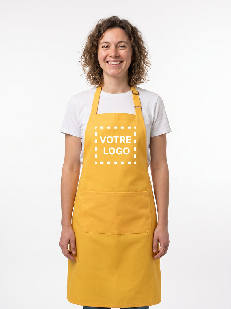 Tablier Prothésiste Ongulaire Personnalisé Jaune, packshot studio porté par un modèle