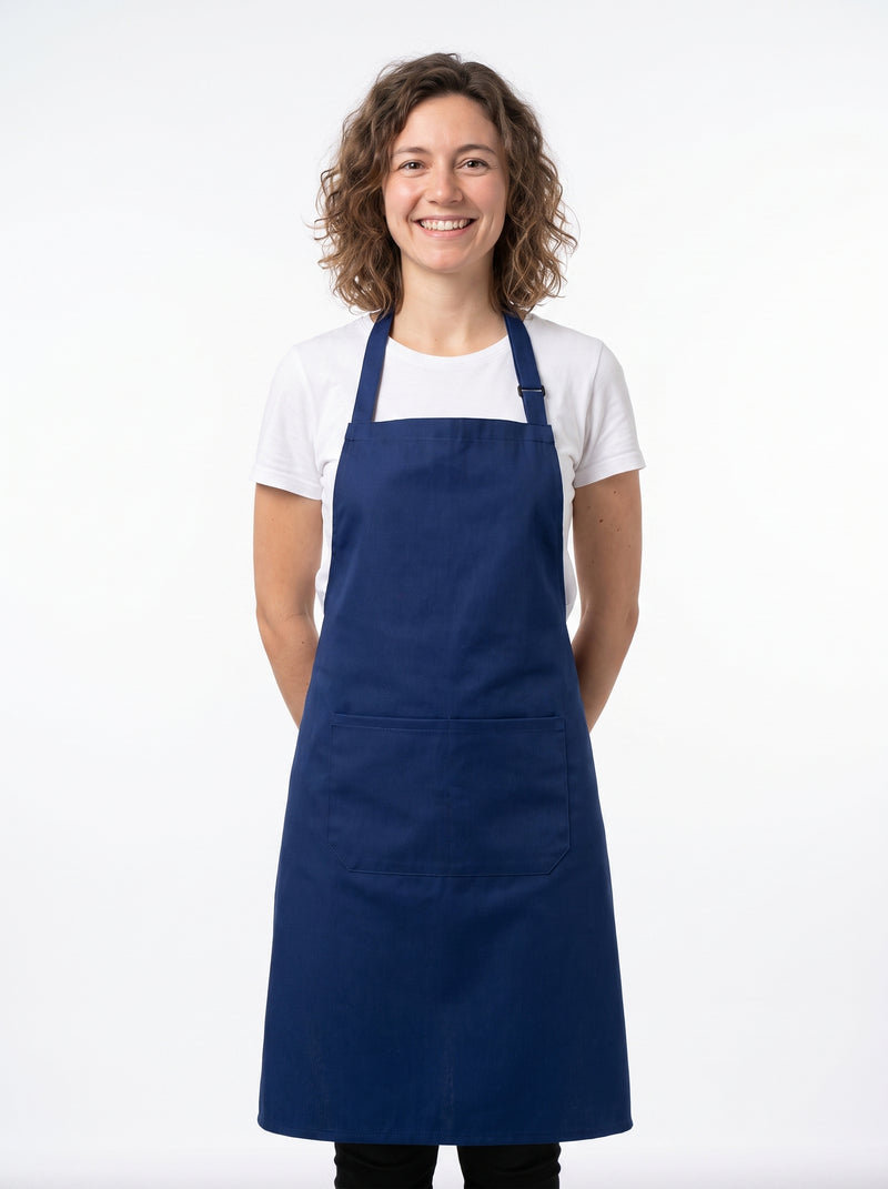 Tablier Prothésiste Ongulaire Personnalisé Bleu Marine, packshot studio porté par un modèle