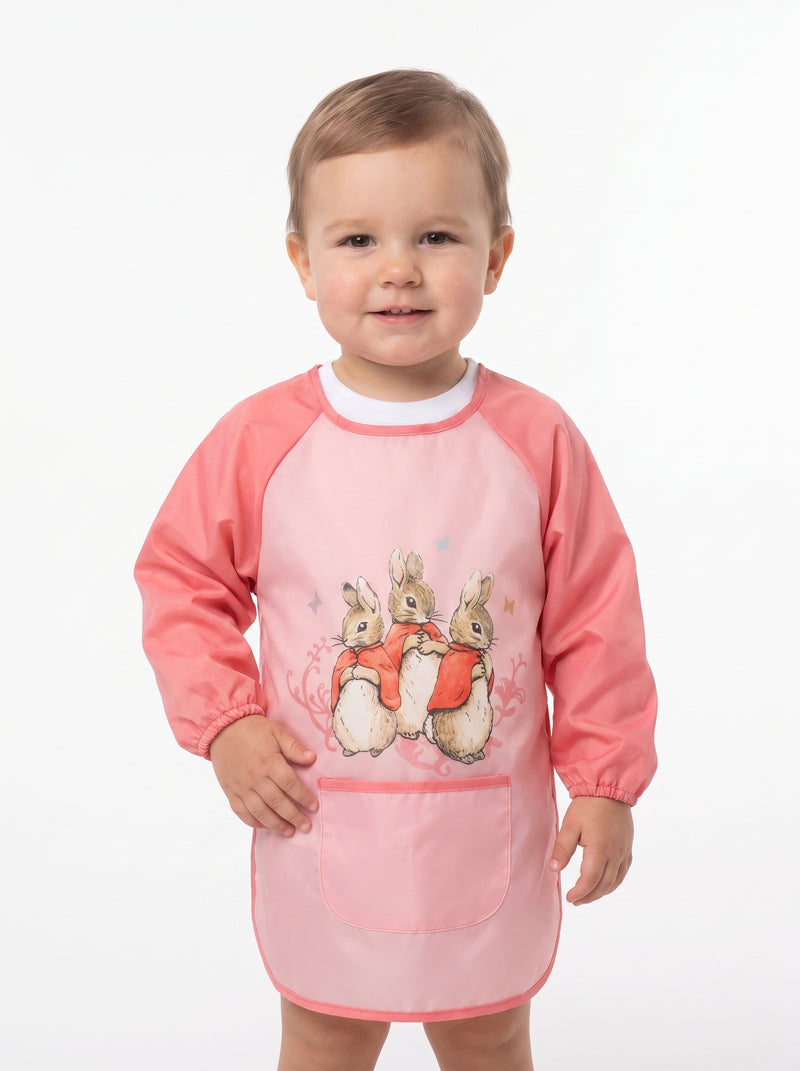 Tablier Bébé Imperméable Rose, packshot studio porté par un modèle