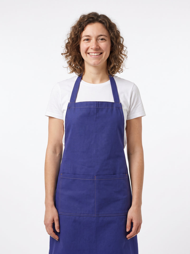 Tablier de Cuisine Bleu Uni, packshot studio porté par un modèle