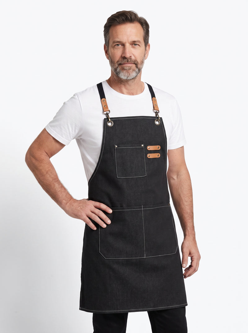 Tablier de Cuisine en Toile Imperméable avec Poches, packshot studio porté par un modèle