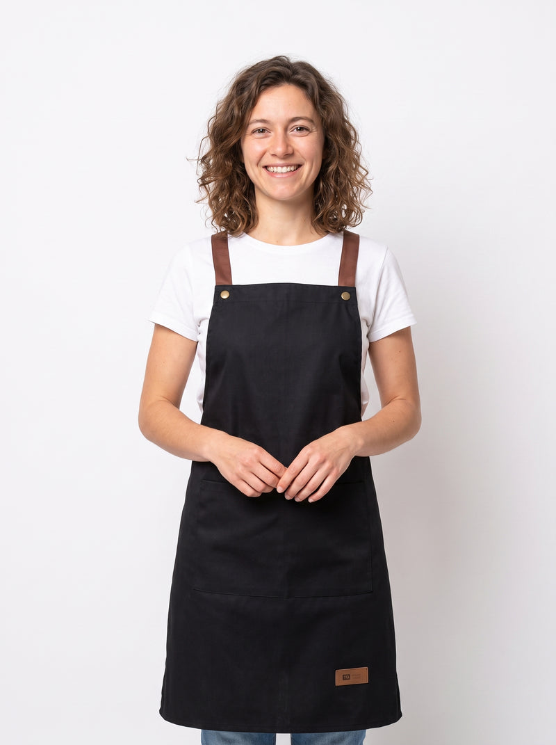 Tablier de Cuisine pour Femme Imperméable à Coupe Droite, packshot studio porté par un modèle