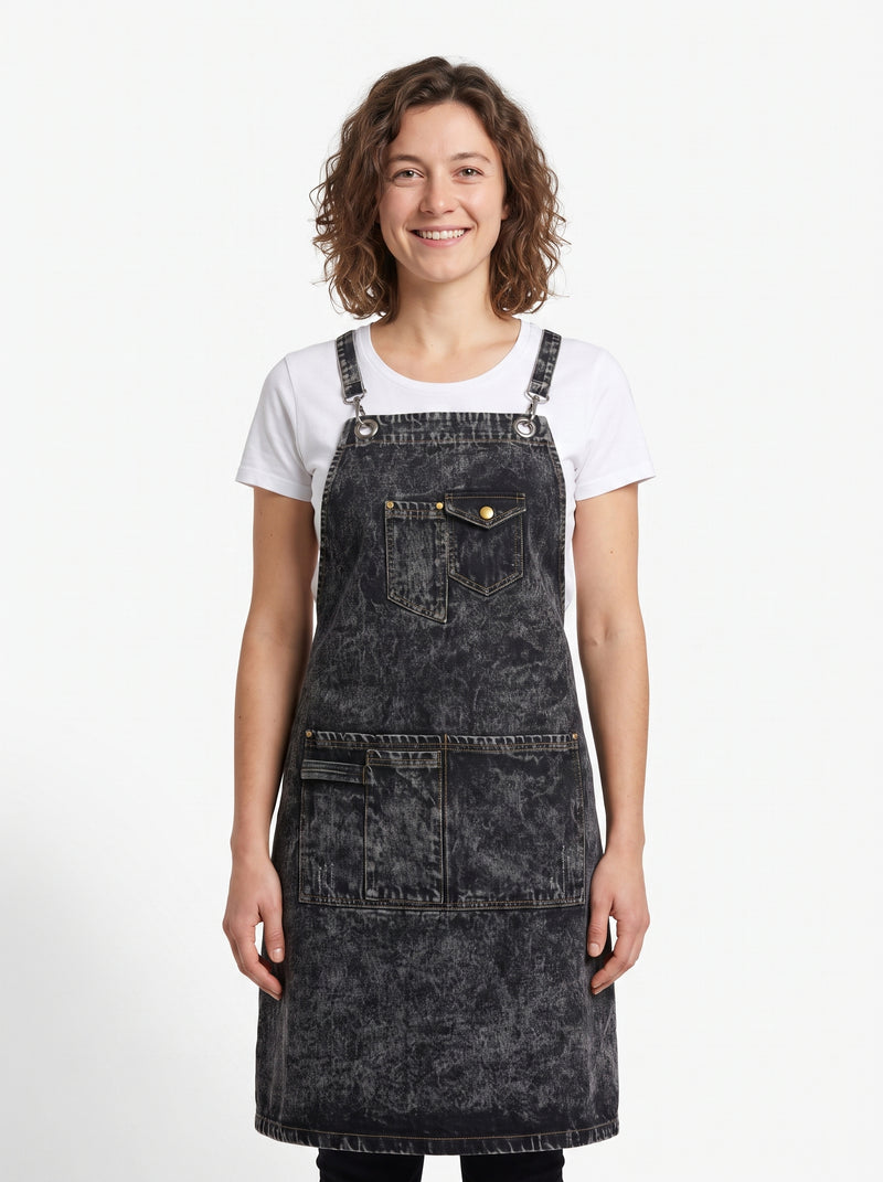 Tablier en Denim Épais Noir, packshot studio porté par un modèle