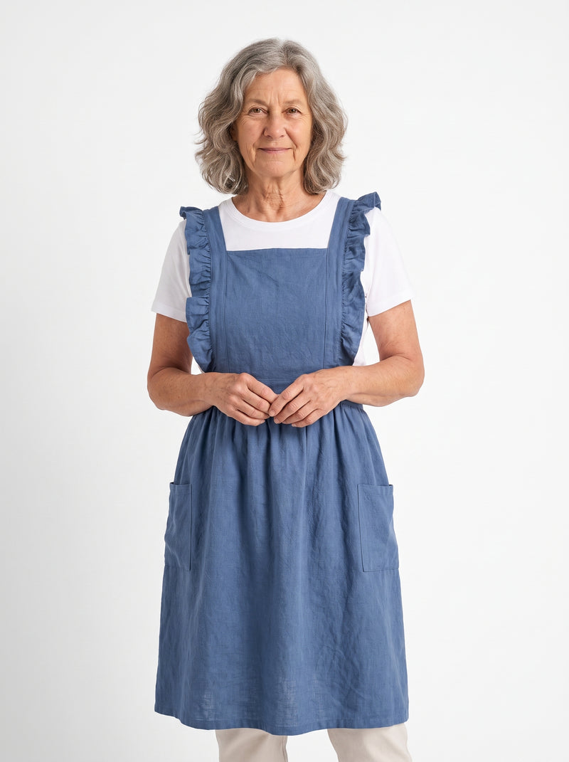Tablier de Grand-Mère Bleu en Coton, packshot studio porté par un modèle