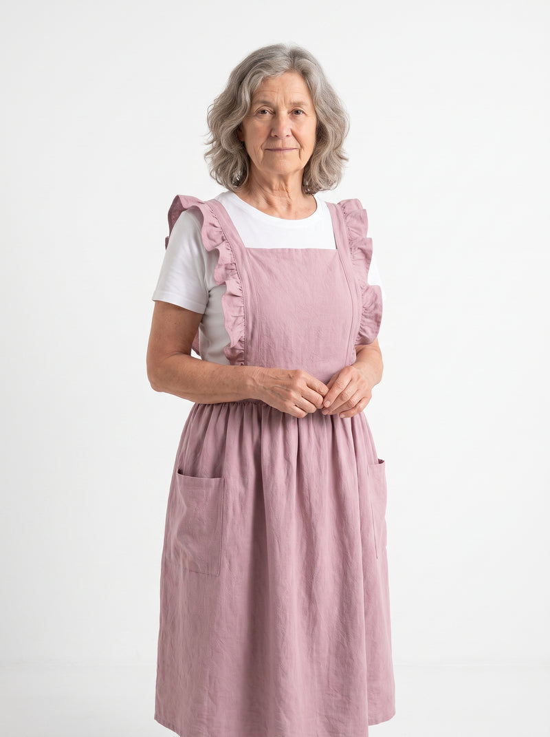 Tablier de Grand-Mère Rose en Coton, packshot studio porté par un modèle