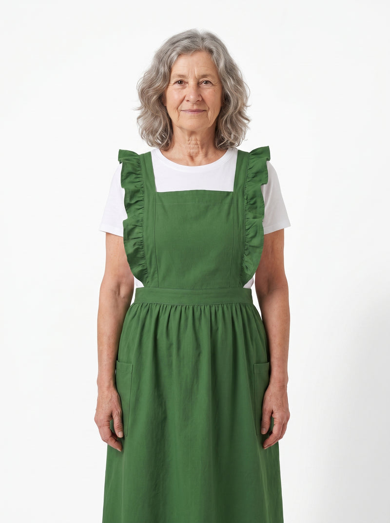 Tablier de Grand-Mère Vert en Coton, packshot studio porté par un modèle