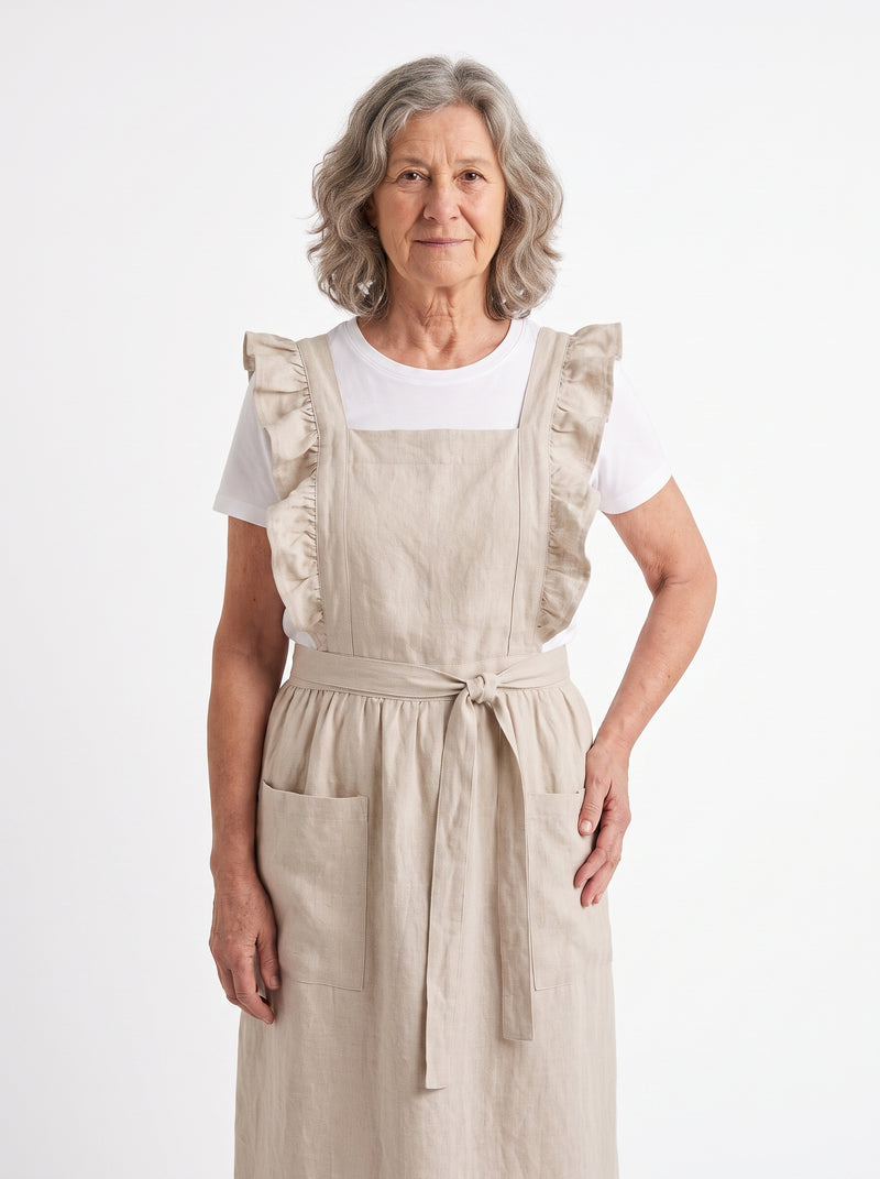 Tablier de Grand-Mère Beige en Coton, packshot studio porté par un modèle