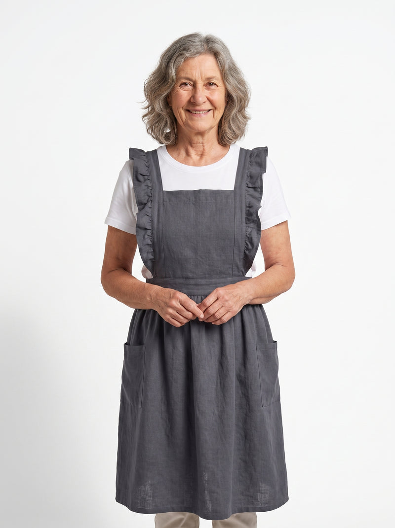 Tablier de Grand-Mère Gris en Coton, packshot studio porté par un modèle