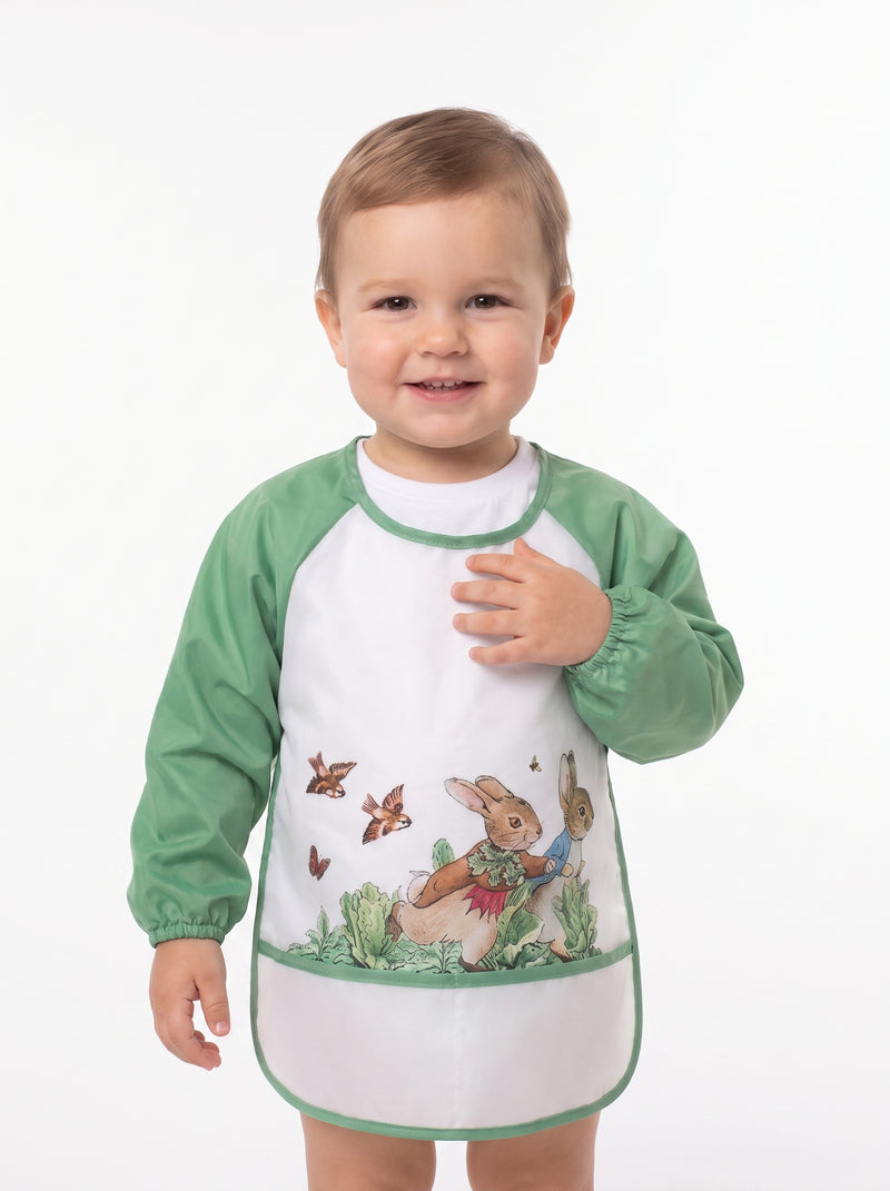 Tablier Bébé Imperméable Vert, packshot studio porté par un modèle