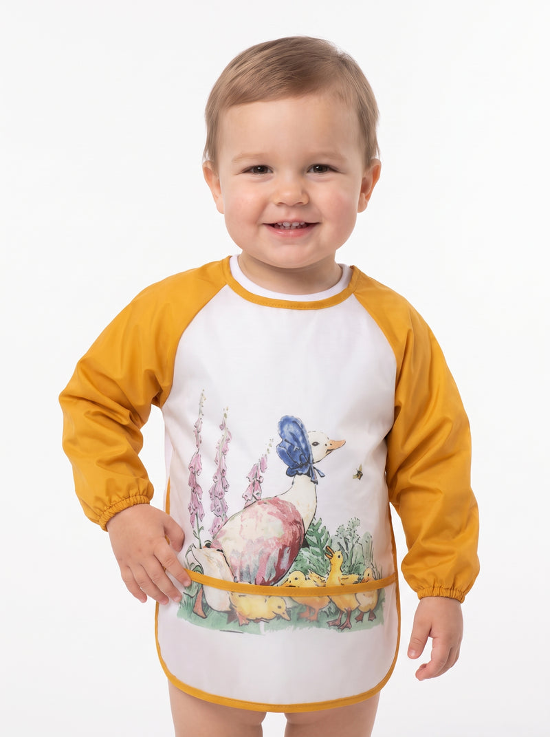 Tablier Bébé Imperméable Jaune, packshot studio porté par un modèle