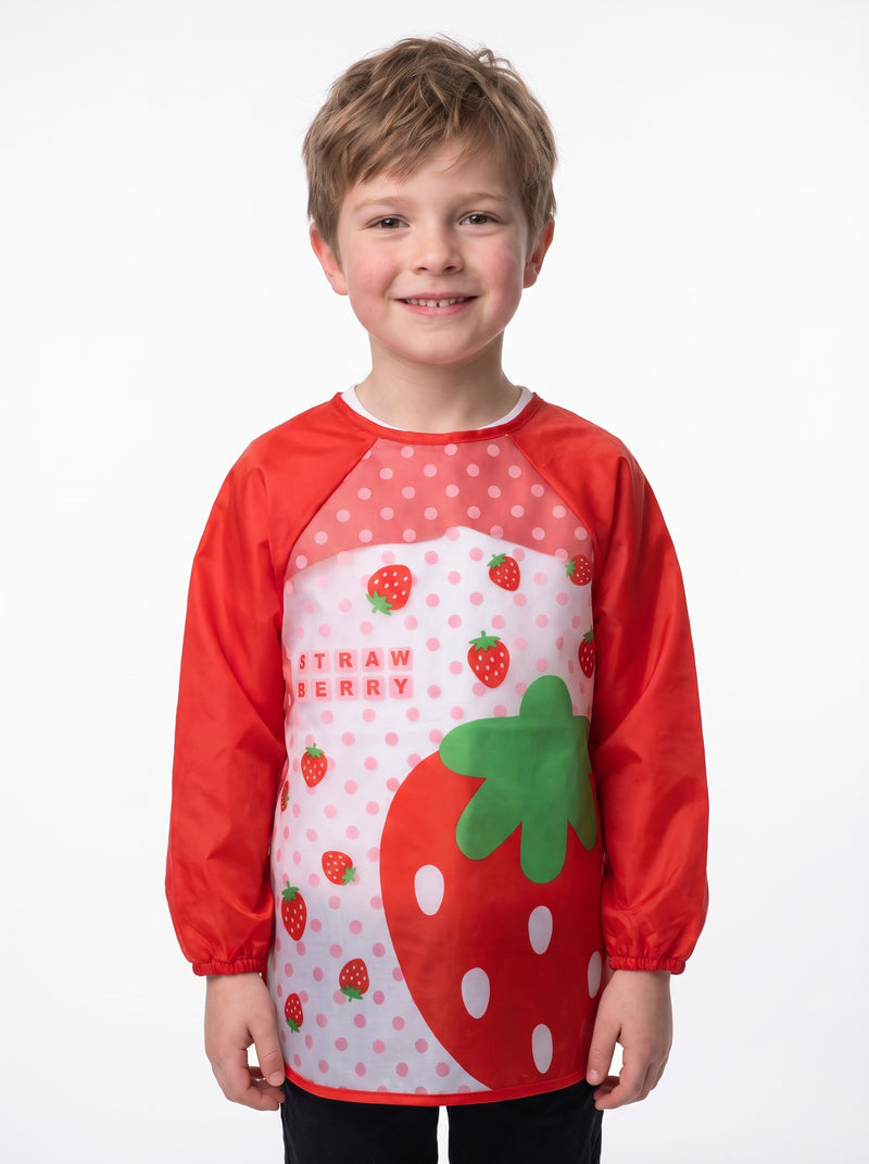 Tablier de Peinture Enfant Rouge Motif Fraise, packshot studio porté par un modèle