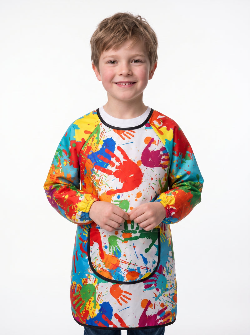 Tablier de Peinture Enfant Motif Empreintes, packshot studio porté par un modèle