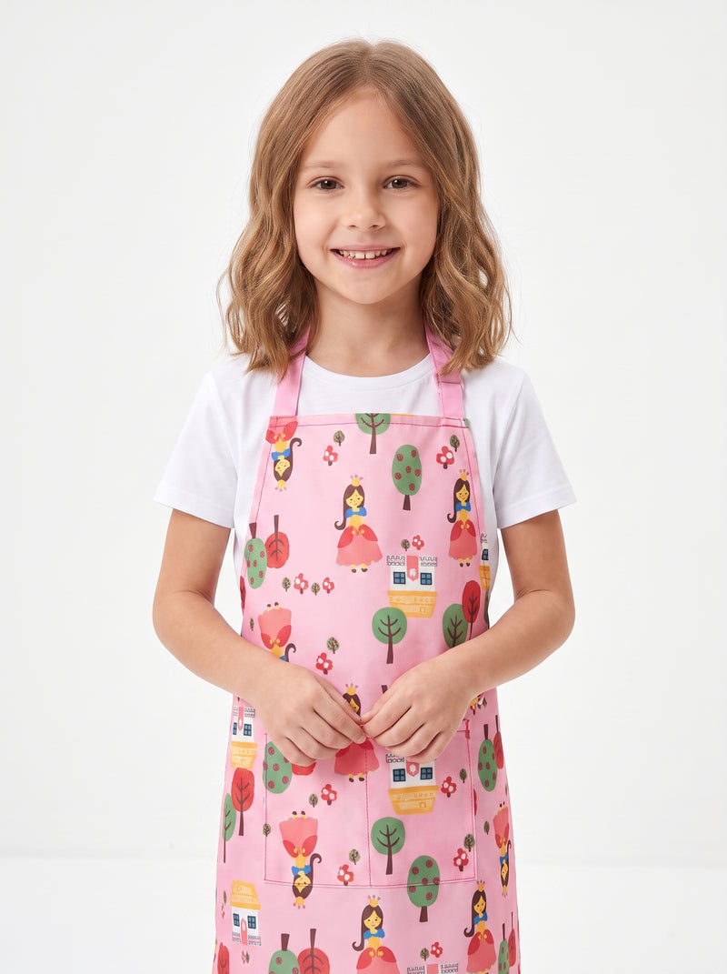 Tablier de Peinture Enfant Rose Motif Princesse, packshot studio porté par un modèle