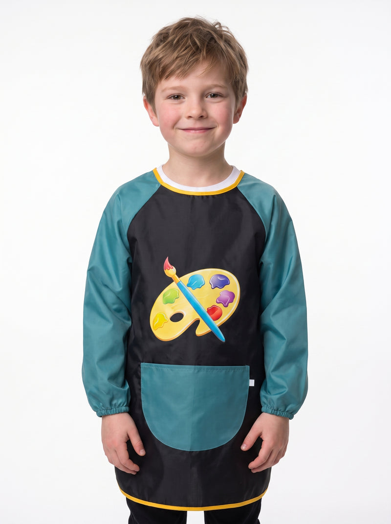 Tablier de Peinture Enfant Motif Pinceaux, packshot studio porté par un modèle