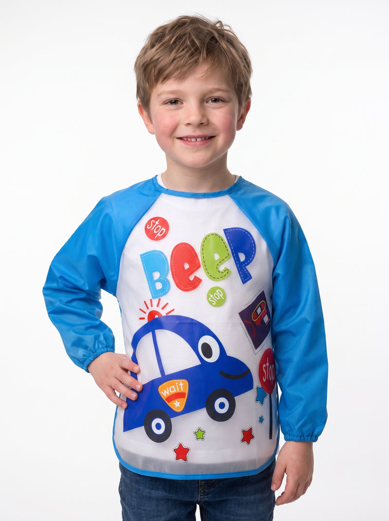 Tablier de Peinture Enfant Bleu Motif Voiture, packshot studio porté par un modèle