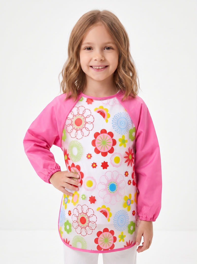 Tablier de Peinture Enfant Rose Motifs Fleurs, packshot studio porté par un modèle