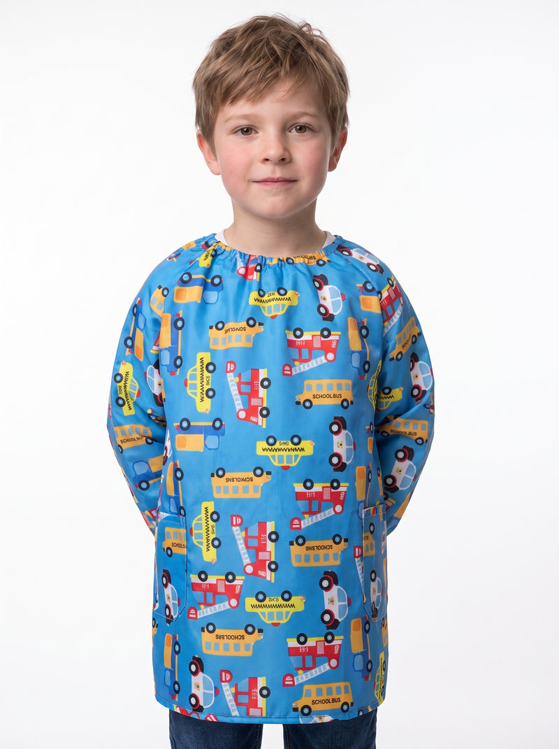 Tablier de Peinture Enfant Bleu Motifs Véhicules, packshot studio porté par un modèle