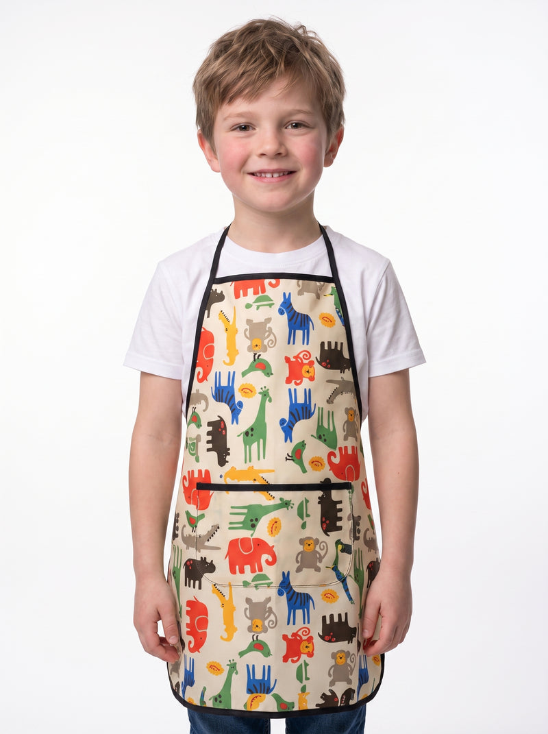 Tablier de Peinture Enfant Jaune Motifs Animaux, packshot studio porté par un modèle